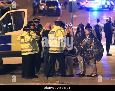 Photo du dossier datée du 23/05/17 de la police à la Manchester Arena à la fin d'un concert de la star américaine Ariana Grande, près d'un tiers des jeunes survivants des bombardements de la Manchester Arena n'ont reçu aucun soutien professionnel, selon un rapport publié sur le sixième anniversaire de l'attentat. Les trois quarts (75 %) des enfants et des jeunes touchés par l'indignation terroriste de 2017 ont été psychologiquement blessés par ce qui leur est arrivé, indique le rapport. Date de publication : lundi 22 mai 2023. Banque D'Images