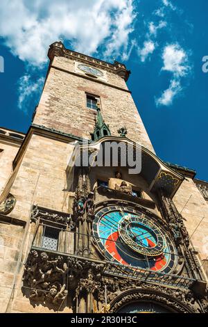 Vue sur la tour médiévale et la célèbre horloge astronomique de la place de la vieille ville de Prague, République tchèque (composition verticale). Banque D'Images