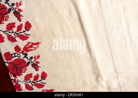 Toile de fond tissée. Bien brodée comme le vieux motif ethnique de point de croix fait main Ukraine. Rushnyk ukrainien . Version rouge sur whi Banque D'Images