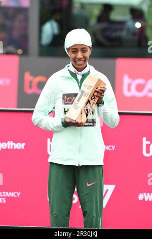 Sifan Hassan (NED) pose après avoir remporté la course féminine en 2:18:33 lors du 43ème Marathon de Londres, dimanche 23 avril 2023, à Londres, Royaume-Uni. (Jiro Mochizuki/image du sport) Banque D'Images