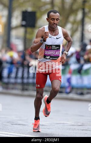 Leul Gebresilase (ETH) se classe quatrième en 2:05:45 lors du 43ème Marathon de Londres, dimanche 23 avril 2023, à Londres, Royaume-Uni. (Jiro Mochizuki/image du sport) Banque D'Images