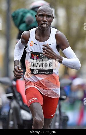 Geoffrey Kamworor (KEN) se classe deuxième en 2:04:23 lors du 43e Marathon de Londres, dimanche 23 avril 2023, à Londres, Royaume-Uni. (Jiro Mochizuki/image du sport) Banque D'Images