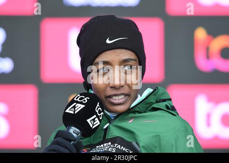 Sifan Hassan (NED) pose après avoir remporté la course féminine en 2:18:33 lors du 43ème Marathon de Londres, dimanche 23 avril 2023, à Londres, Royaume-Uni. (Jiro Mochizuki/image du sport) Banque D'Images