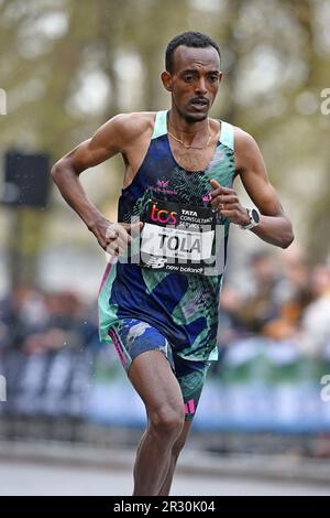 Tamirat Tola (ETH) se classe troisième en 2:04:59 lors du 43e Marathon de Londres, dimanche 23 avril 2023, à Londres, Royaume-Uni. (Jiro Mochizuki/image du sport) Banque D'Images