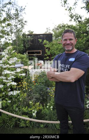 Steve Backhall (présentateur de la télé sur la faune) debout à côté du jardin de la RSPCA, l'un des jardins du Sanctuaire exposé lors du salon des fleurs de Chelsea 2023. Chelsea est l'événement de fleurs et de jardins le plus prestigieux au monde. Le spectacle de six jours attire environ 168 000 000 visiteurs, dont des membres de la famille royale, et est le sommet des événements de fleurs et de jardins présentant des jardins d'exposition d'avant-garde, un design de pointe et des concepts artisanaux, semblables à la semaine de la mode de Londres. Le grand pavillon de 12 000 m2 est au cœur du spectacle. Il accueille de superbes expositions florales et des pépinières du monde entier Banque D'Images