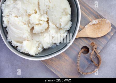 Repas traditionnel sud-africain de pap ou de maïs sur le gris marbré Banque D'Images