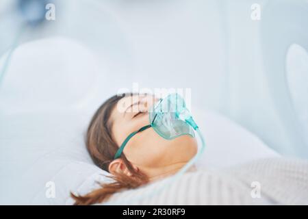 Photo de la femme brune dans la cabine d'oxygène Banque D'Images