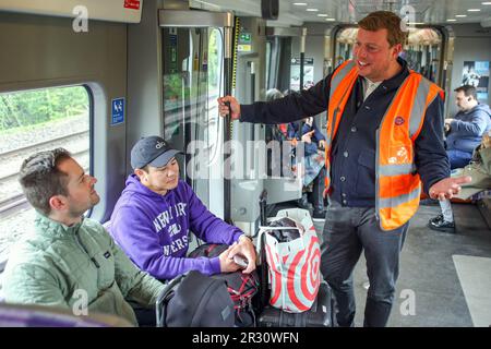 EDITORIAL SEULEMENT homme d'affaires et personnalité de la télévision Tom Skinner, né et élevé à l'est de Londres, à bord du tout premier voyage direct de la ligne Elizabeth de Shenfield à Heathrow. Date de publication : lundi 22 mai 2023. Banque D'Images