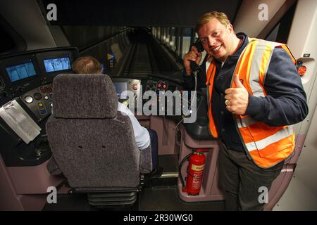 EDITORIAL SEULEMENT HOMME d'affaires et personnalité de la télévision Tom Skinner, né et élevé à l'est de Londres, dans le taxi du conducteur avant le tout premier voyage direct de la ligne Elizabeth de Shenfield à Heathrow. Date de publication : lundi 22 mai 2023. Banque D'Images