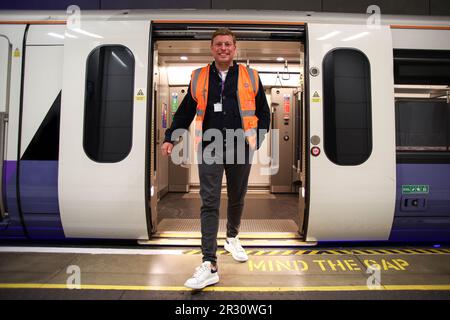 USAGE ÉDITORIAL SEULEMENT homme d'affaires et personnalité de télévision Tom Skinner, né et élevé à l'est de Londres, sur la plate-forme avant le premier voyage direct de ligne Elizabeth de Shenfield à Heathrow. Date de publication : lundi 22 mai 2023. Banque D'Images