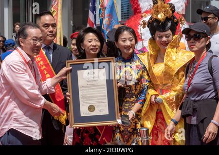 New York, États-Unis. 21st mai 2023. Une proclamation signée par la gouverneure de l'État de New York Kathy Hochul est présentée lors de la deuxième édition annuelle du défilé du patrimoine culturel de l'Amérique asiatique et des îles du Pacifique (AAPI), sur la Sixième avenue, à 21 mai 2023, à New York. Crédit : SOPA Images Limited/Alamy Live News Banque D'Images