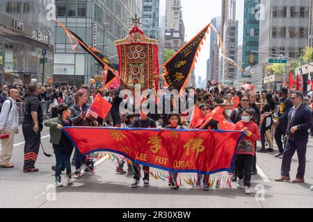 New York, États-Unis. 21st mai 2023. Les participants défilent au deuxième défilé annuel du patrimoine culturel asiatique américain et insulaire du Pacifique (AAPI) sur la Sixième Avenue à New York. (Photo par Ron Adar/SOPA Images/Sipa USA) crédit: SIPA USA/Alay Live News Banque D'Images