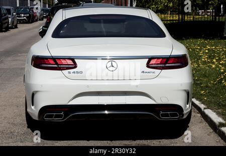 Minsk, Bélarus, mai 2023 - coupé Mercedes-Benz S 450 4MATIC blanc. supercar de luxe Banque D'Images