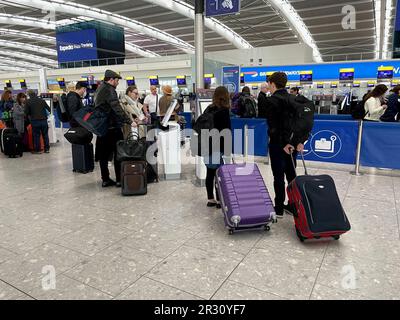 Photo du dossier datée du 31/03/2023 des passagers en file d'attente pour s'enregistrer au terminal 5 de l'aéroport de Heathrow, Londres. Aucun vol ne sera annulé au cours de la grève de mi-mandat « complètement inutile » de la semaine prochaine par les agents de sécurité de Heathrow, a déclaré l'aéroport. Les membres du syndicat Unite travaillant au terminal 5 se départir de 25 mai pour se rendre à 27 dans le cadre d'un litige sur la rémunération. Heathrow a déclaré que ses plans d'urgence, qui incluent le déploiement de personnel supplémentaire, ont fourni un « excellent service passagers » tout au long des périodes de grève précédentes, avec « presque tous » les voyageurs attendant moins de 10 minutes pour passer par la sécurité. Envoyer dat Banque D'Images