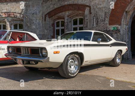 Stade, Allemagne – 13 mai 2023 : une CUDA de Plymouth de 1973 à Spring Fling, une réunion annuelle des propriétaires de voitures d'occasion de Chrysler Motor Company. Banque D'Images