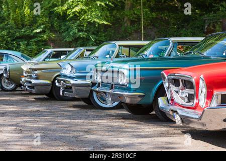 Stade, Allemagne – 13 mai 2023 : vue le long des grils avant de quelques voitures d'époque Chrysler, Plymouth, Dodge et Desoto à Spring Fling, une méétine annuelle Banque D'Images