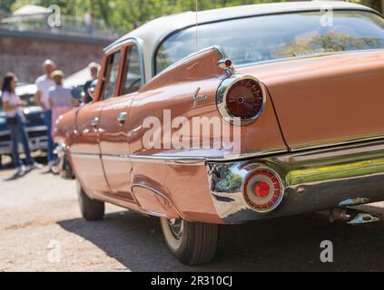 Stade, Allemagne – 13 mai 2023 : vue arrière gauche à angle bas d'une berline quatre portes Dodge Dart Seneca d'abricot à partir de 1960 à Spring Fling, une réunion annuelle Banque D'Images