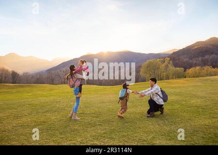 Une bonne famille qui s'amuse à l'extérieur Banque D'Images