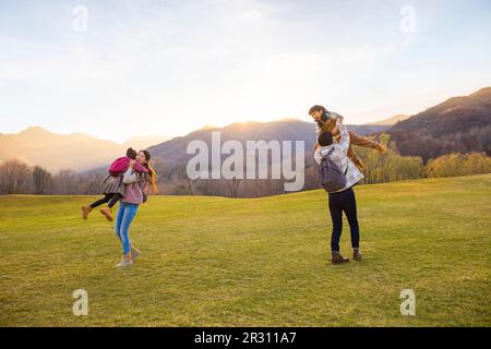 Une bonne famille qui s'amuse à l'extérieur Banque D'Images