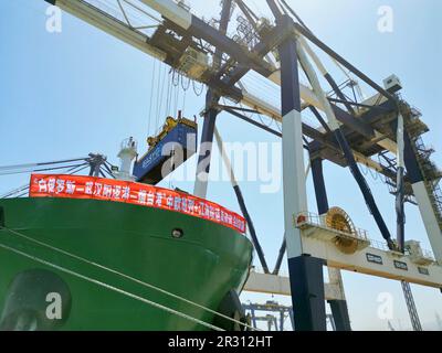 YANTAI, CHINE - le 22 MAI 2023 - le navire de cargaison sur la ligne 'biélorusse-port de Wuhan Yangluo -- port de Yantai' arrive au port de Yantai pour décharger du fret, 2 mai Banque D'Images