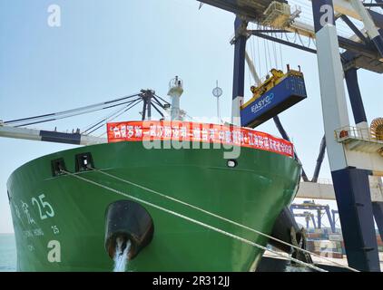 YANTAI, CHINE - le 22 MAI 2023 - le navire de cargaison sur la ligne 'biélorusse-port de Wuhan Yangluo -- port de Yantai' arrive au port de Yantai pour décharger du fret, 2 mai Banque D'Images