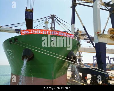 YANTAI, CHINE - le 22 MAI 2023 - le navire de cargaison sur la ligne 'biélorusse-port de Wuhan Yangluo -- port de Yantai' arrive au port de Yantai pour décharger du fret, 2 mai Banque D'Images