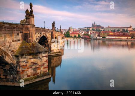 Prague, République tchèque. Image du paysage urbain de Prague, capitale de la République tchèque, avec le légendaire pont Charles au lever du soleil. Banque D'Images