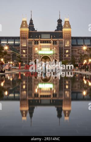 Le célèbre Rijksmuseum à Amsterdam juste après le coucher du soleil Banque D'Images