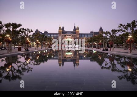 Le célèbre Rijksmuseum à Amsterdam juste après le coucher du soleil Banque D'Images