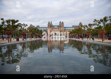 Le célèbre Rijksmuseum à Amsterdam juste après le coucher du soleil Banque D'Images