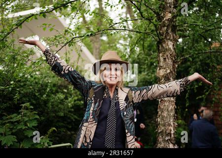 Dame Joanna Lumley pose pour une photographie, lors du jour de presse du RHS Chelsea Flower Show, au Royal Hospital Chelsea, Londres. Date de la photo: Lundi 22 mai 2023. Banque D'Images