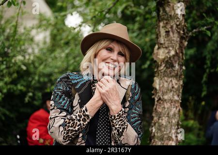 Dame Joanna Lumley pose pour une photographie, lors du jour de presse du RHS Chelsea Flower Show, au Royal Hospital Chelsea, Londres. Date de la photo: Lundi 22 mai 2023. Banque D'Images