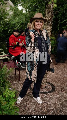 Dame Joanna Lumley pose pour une photographie, lors du jour de presse du RHS Chelsea Flower Show, au Royal Hospital Chelsea, Londres. Date de la photo: Lundi 22 mai 2023. Banque D'Images