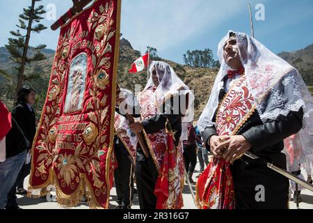 Hommes péruviens avec costume typique lors d'une célébration traditionnelle Banque D'Images