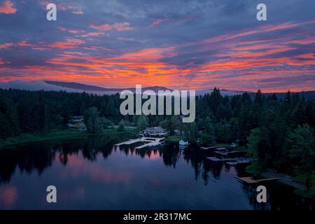 Un magnifique coucher de soleil au-dessus du lac Cowichan, île de Vancouver, Canada Banque D'Images