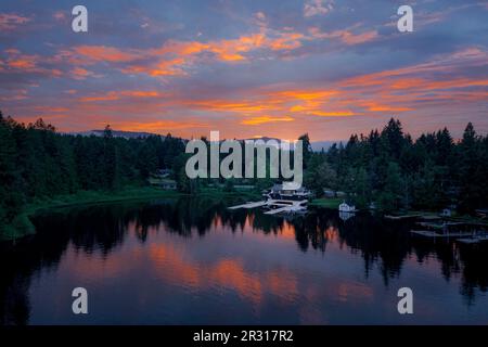 Un magnifique coucher de soleil au-dessus du lac Cowichan, île de Vancouver, Canada Banque D'Images