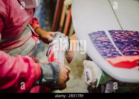 Un surf local Shaper de Tenerife travaillant sur une nouvelle planche de surf Banque D'Images