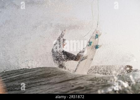 Gros plan du surfeur brésilien Vicente Romero faisant une antenne Banque D'Images