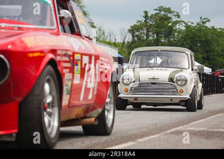 Courses de voitures d'époque pendant le Vintage Racing Group 500 2019. Banque D'Images