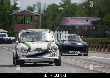 Courses de voitures d'époque pendant le Vintage Racing Group 500 2019. Banque D'Images