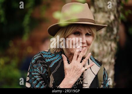 Dame Joanna Lumley pose pour une photographie, lors du jour de presse du RHS Chelsea Flower Show, au Royal Hospital Chelsea, Londres. Date de la photo: Lundi 22 mai 2023. Banque D'Images