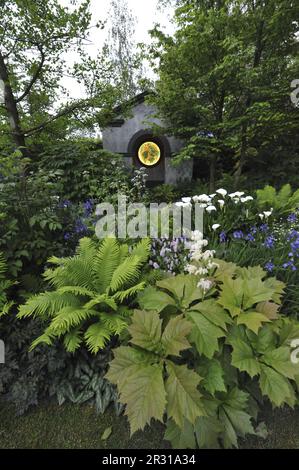 Londres, Royaume-Uni. 22nd mai 2023. Journée d'ouverture au salon des fleurs de Chelsea 2023 de la Royal Horticultural Society - l'un des jardins exposés : le jardin vivant Life Worth. Le jardin est créé avec la conviction ferme que les beaux jardins sont des espaces transformatifs. Ils offrent un rappel à la pause et à l'appréciation du moment, évoquant un sens de la réflexion, de l'espoir et de la résilience. Le jardin nous encourage à prendre le temps d'absorber et de célébrer les subtilités de la nature et de l'art, chaque vue chorégraphiée pour nous inspirer à se sentir rajeunis émotionnellement. Chelsea est la fleur et le guar les plus prestigieux au monde Banque D'Images