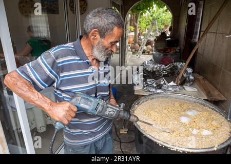 Andreas prépare Chypre Resi au restaurant Sofia & Andreas Traditional House dans le village de Letymbou, dans le quartier de Paphos, Chypre Banque D'Images