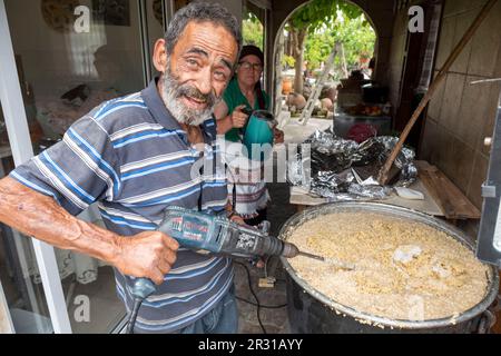 Andreas et sa femme Sofia préparent le Resi à Chypre au restaurant Sofia & Andreas Traditional House du village de Letymbou, dans le quartier de Paphos, Chypre Banque D'Images