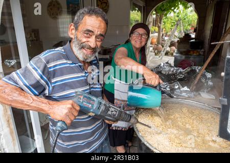 Andreas et sa femme Sofia préparent le Resi à Chypre au restaurant Sofia & Andreas Traditional House du village de Letymbou, dans le quartier de Paphos, Chypre Banque D'Images