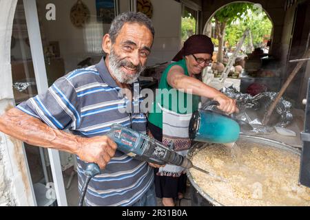 Andreas et sa femme Sofia préparent le Resi à Chypre au restaurant Sofia & Andreas Traditional House du village de Letymbou, dans le quartier de Paphos, Chypre Banque D'Images