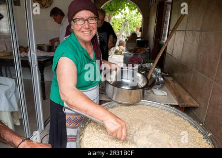 Sofia prépare Chypre Resi au restaurant Sofia & Andreas Traditional House dans le village de Letymbou, dans le quartier de Paphos, Chypre Banque D'Images