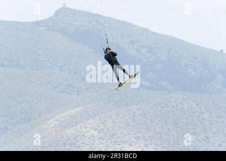 Personne soulevée dans les airs pendant le kite surf, Porto Pollensa, Mallorca, Espagne, 19 mai 2023 Banque D'Images