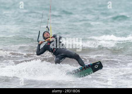 Personne faisant du kite surf sur la mer, Porto Pollensa, Mallorca, Espagne, 19 mai 2023 Banque D'Images