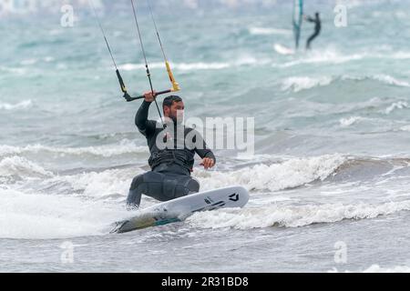 Personne faisant du kite surf sur la mer, Porto Pollensa, Mallorca, Espagne, 19 mai 2023 Banque D'Images